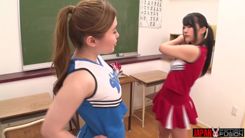 Japan Fetish Fusion: Toujours en uniforme, Kotona Hirakawa et Mirei Aikawa reniflent des...