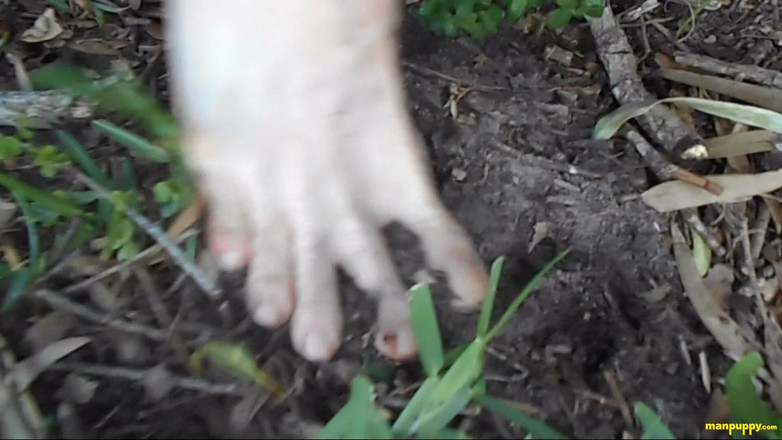 Man Puppy: Arrastrarse en los pies descalzos sucios al aire libre