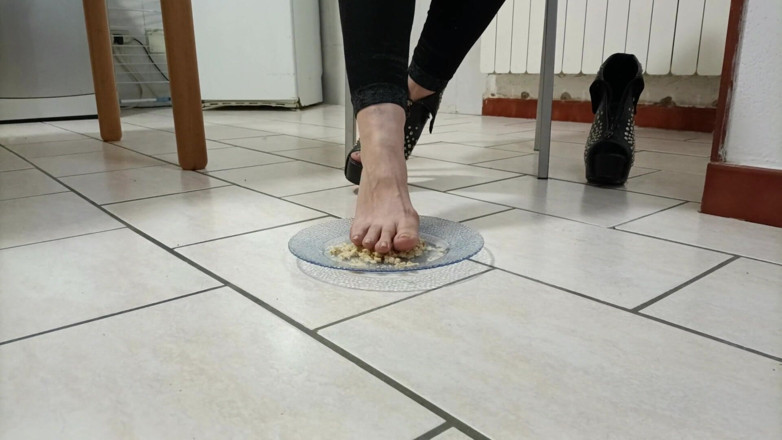Bergami Melissa: Padronadomination: mănâncă de la picioarele mele, ratat