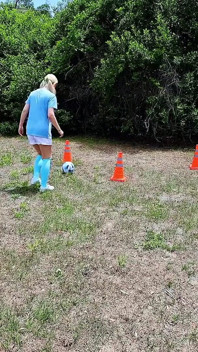 Antrenorul de fotbal fute o jucătoare și mama ei vitregă