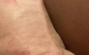 Janie + Jacks amateur videos: Cadela Janie usa vibrador recebe sua buceta preta peluda dedada