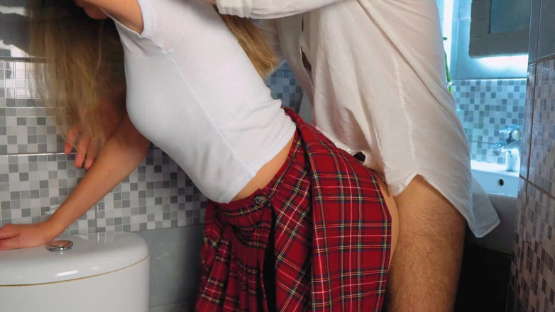 Rita_Solo: Ten chlap viděl svou nevlastní sestru na záchodě v uniformě...