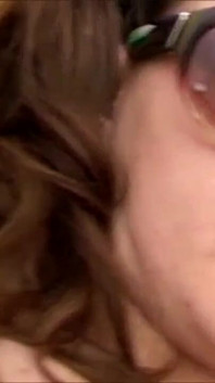 Une brune sexy se masturbe avec son gode en gros plan
