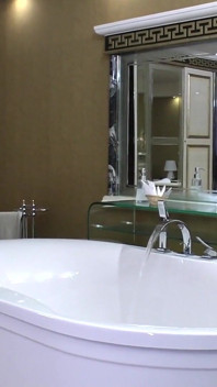 Adelina si cewek semok rambut merah lagi asik muasin pantat bahenolnya sambil fingering memeknya di kamar mandi