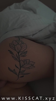 Une belle-mère essaye de se taire en se faisant baiser dans un lit partagé après que son beau-fils l’a fait nue dans Undress.app