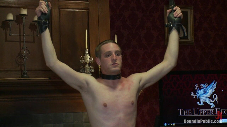 Bound in public: Otrok s velkým ptákem je veřejně ponížen a chycen na...