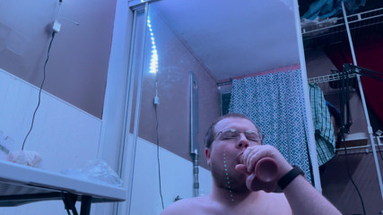 Chubbybidude: Gordo gay pratica oral em vibrador preto