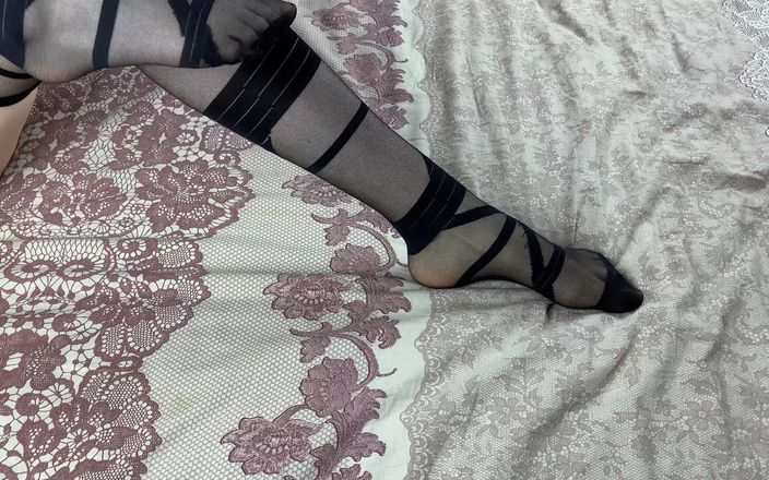 Gloria Gimson: Siyah çoraplı uzun güzellik bacakları harika nazik solo yatakta ayak fetişi...