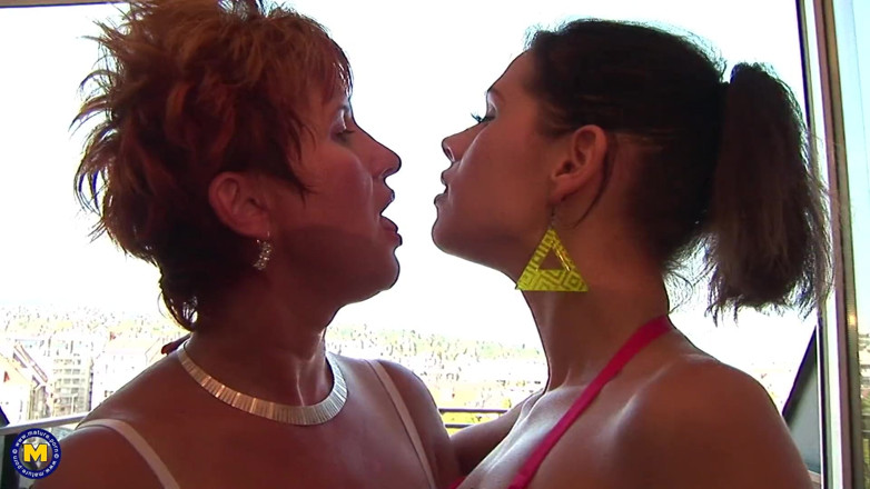 Mature NL: Lesbian tua dan muda lagi asik jilat memek