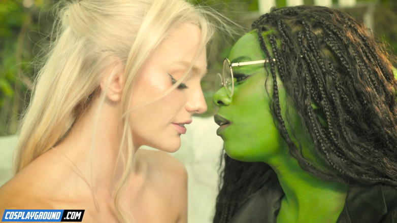 Cosplayground: Ana Foxxx šuká Kennu James s obřím zeleným robertkem a stříkají...