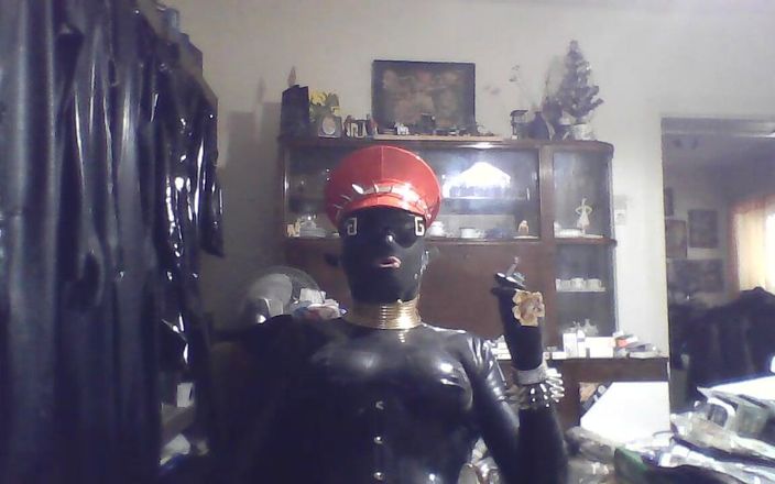 Latexsmoker: Macacão de látex fumando