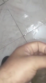 Un jeune garçon desi se masturbe dans les toilettes