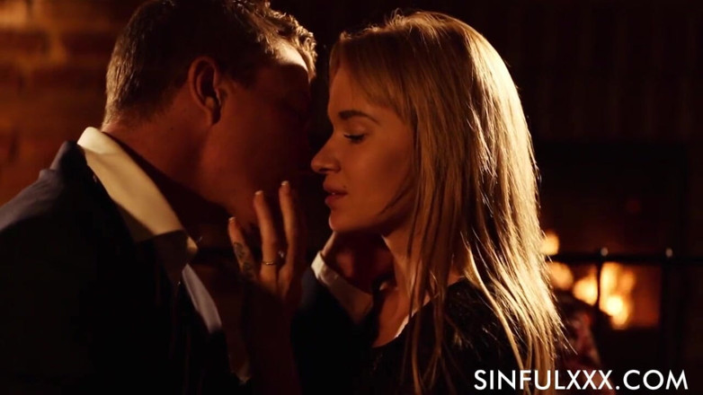 Sinfulxxx: Romantischer feuerplatz-sex von SinfulXXX