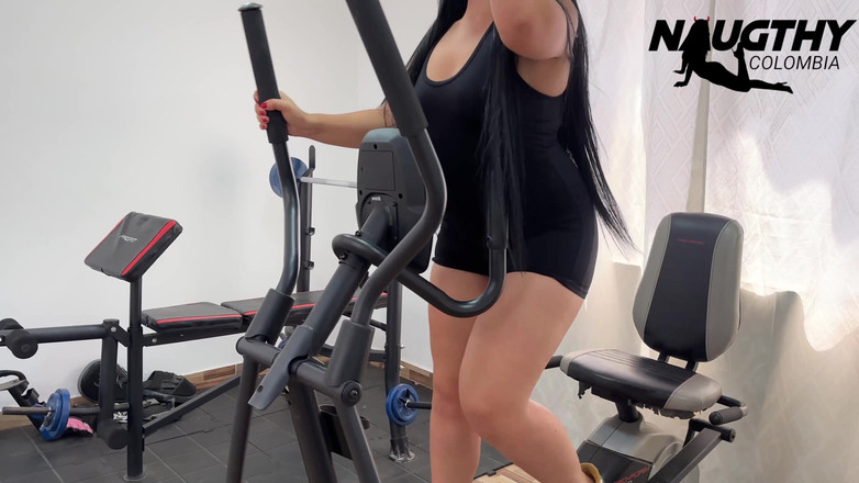 NaughtyColombia: Dívka masturbuje v tělocvičně, zatímco cvičí sama
