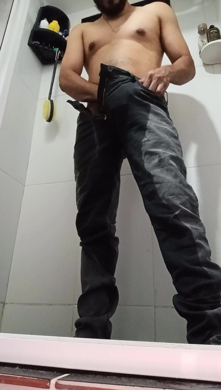 Tommhot: Kencing di balik dark jeans