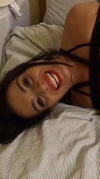 Espiègle latina attachée et bâillonnée dans les couilles, étant une fille soumise et gentille ! *720p HD* (taille plus petite)
