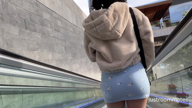 Sarahroomie: ดูดควยพี่ชายเลี้ยงในห้องลองเสื้อผ้า