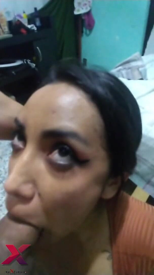Logan Alba: Tante seksi ini nyepong kontolku sampai aku crot di tenggorokannya