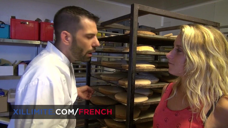 French girls at work: Sexy bakker wil seks hebben met haar klant
