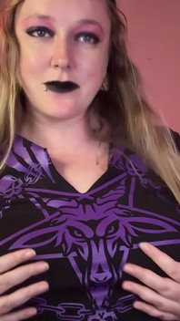 L'accordo satanico della ragazza gotica