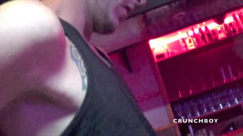 Raw French Bad boys: Devoter von einem bösen jungen im hinterzimmer in paris