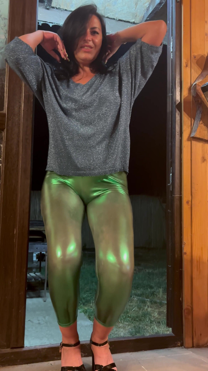 MilfyCalla: Ketat &amp; mengkilap - cameltoe menggoda tanpa celana dalam