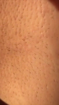 Pocieranie mojej łechtaczki pod dżinsy Krótkie spodnie ... Podczas oglądania telewizji w domu