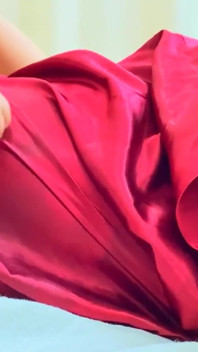 Linda gostosa em lingerie de seda de cetim vermelha sexy se masturbando até orgasmos extremos