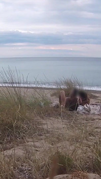 Francouzská učitelka děvka kouří amatérku na nudistické pláži před cizincem s výstřikem - Misscreamy