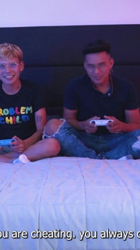 Latinoameričanka Twinks Marco Samuel a Xavier hrají videohry a šukají