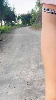 Risque dans la rue avec une chatte géante