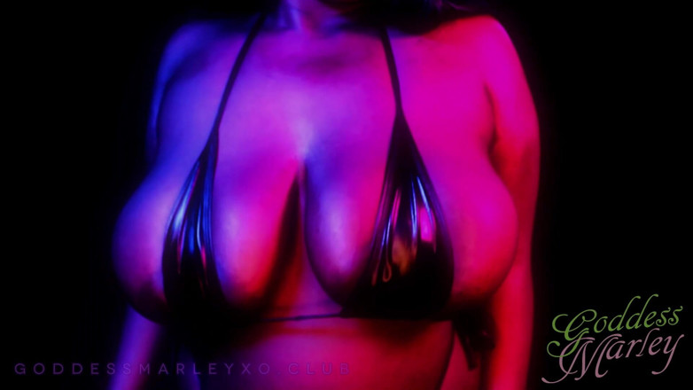 Goddess Marley: Bikini hitam: toket besar menggoda