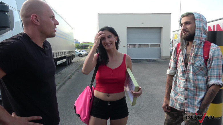Take Van: 彼女は乗るでしょうが、彼女のお尻に精液がないわけではありません