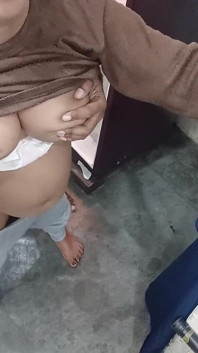 キッチン冷蔵庫ゲートで犯された女の子は、お尻に射精
