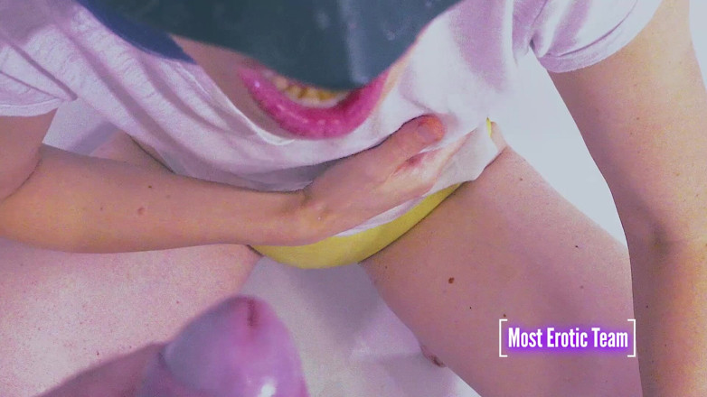 Most Erotic Girl: Студентка в масці писяє в рот, частина 03