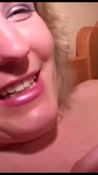 Fată blondă cu pizdă păroasă care se joacă cu vibratorul