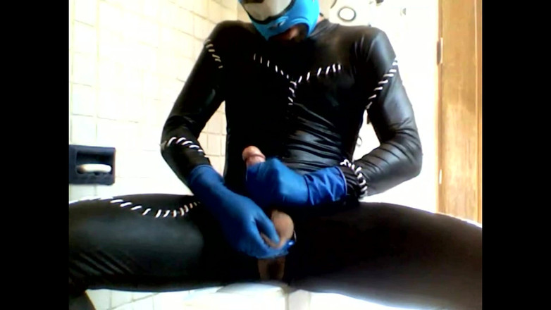 Demon Maniac 33: Taytlı kedi kıyafeti içindeki mavi eşekarısı mavi lateks gloes ve...