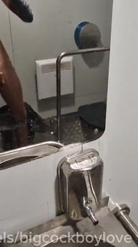 Un inconnu dans un trou de sperme sexy baise un athlète dans le cul, des fontaines à sperme dans les toilettes