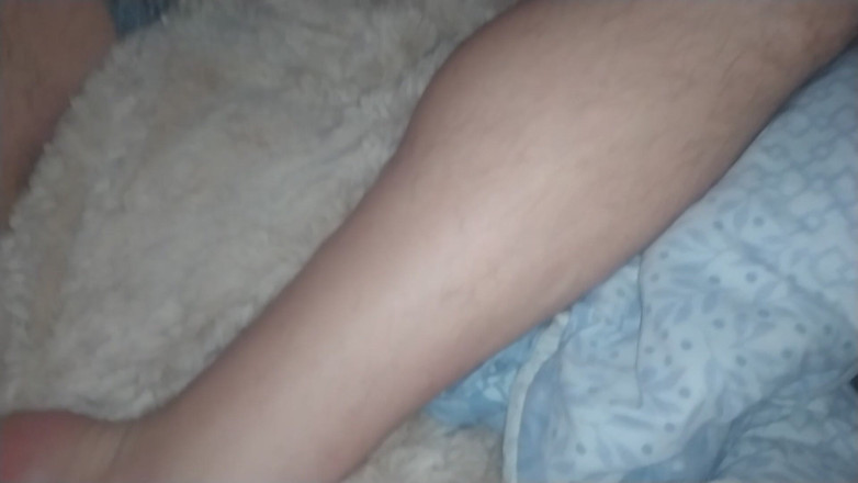 MartyBrady: Twink bear erkek arkadaşının bacakları ve ayaklarıyla oynuyor