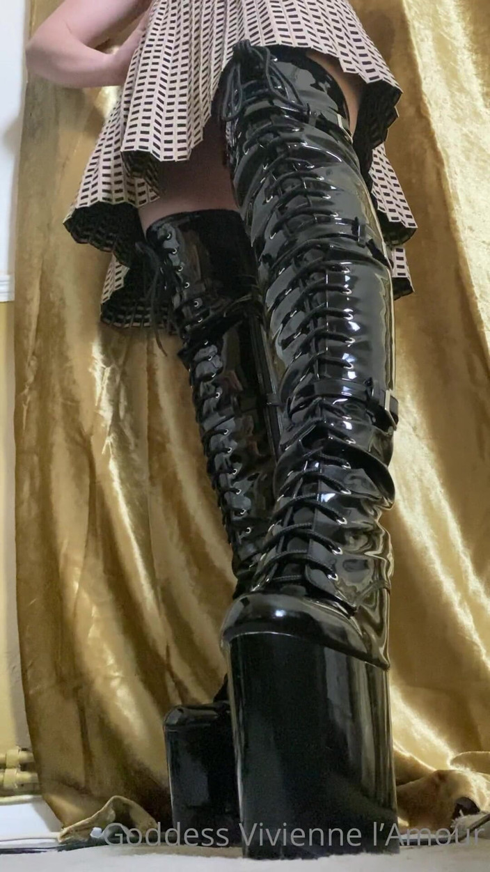 Vivienne l'Amour: Vivienne l'amour - la gigantessa ti ingoia tutto