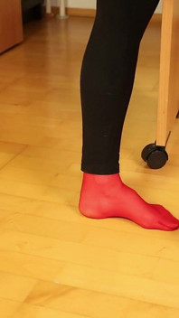 Kırmızı çoraplı ve tayt altında stiletto ayak oyunu