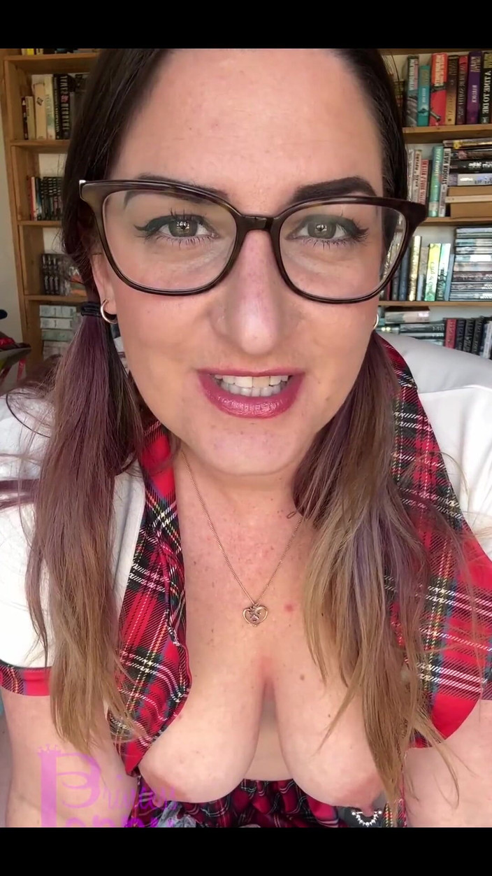 Princess Poppy: Соблазняет в униформе