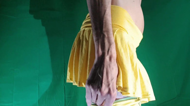 HeIsSooThin: मेरे पीले मिनी स्कर्ट के नीचे प्रतियोगिताओं के लिए मेरी पैंटी