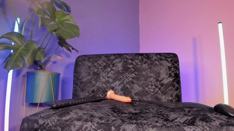 Bella Duval: Se Joacă Cu Penisul Tare Și Fundul Strâns