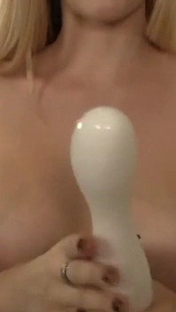 Si blonde bertetek besar memancut keras pada dildo besarnya