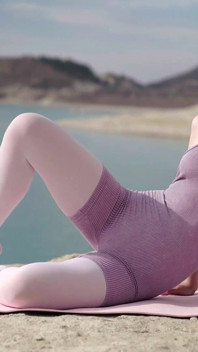 Bir gölde yoga esnetme