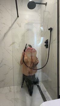 Mi masturbo sotto la doccia e provo squirting - il mio bagnato desidera un squirting denso