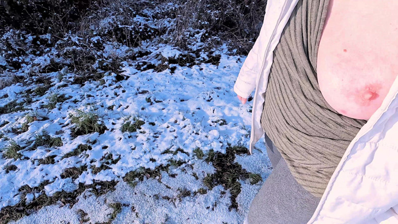 Bouncy Tits Action: Caminata en topless en la nieve siendo abofeteada