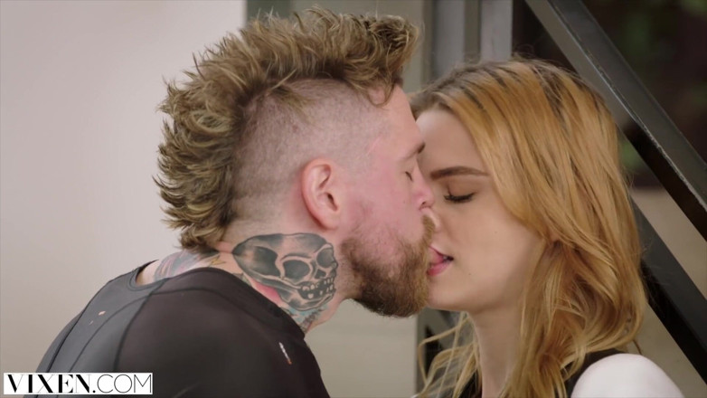 Vixen: VIXEN - La nuova divorziata fa sesso con il suo personal...