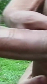 Chuda Latynoska Tranny dostaje anal fucked przez facetów podczas chodzenia